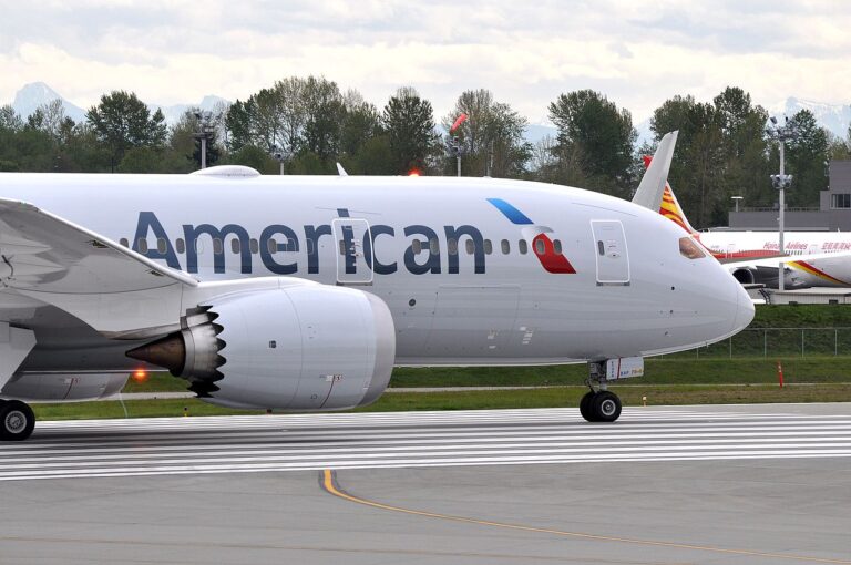 American Airlines B787 at PAE Boeing Airport