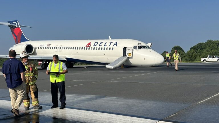 Delta Flight Safely Lands Without Front Landing Gear