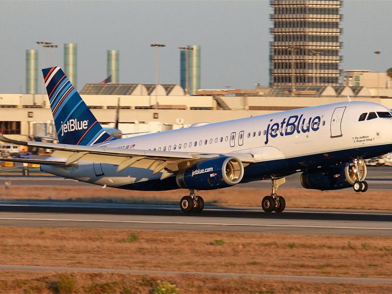 JetBlue A320 landing